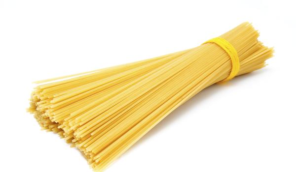 Spaghetti met courgette en basilicumsaus afbeelding